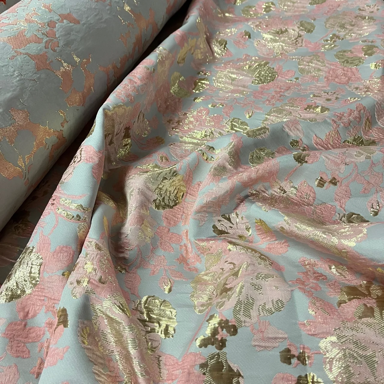 

Жаккардовая ткань с тиснением, жаккардовая ткань, парчовая розовая роза, дизайнерский материал для шитья, диван, чонсам, ткань для одежды, 140 см, продается по метру
