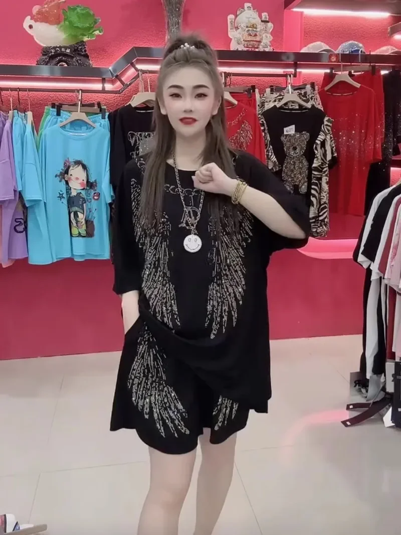 Женская одежда костюм из двух предметов с крупной вышивкой и бриллиантами летний