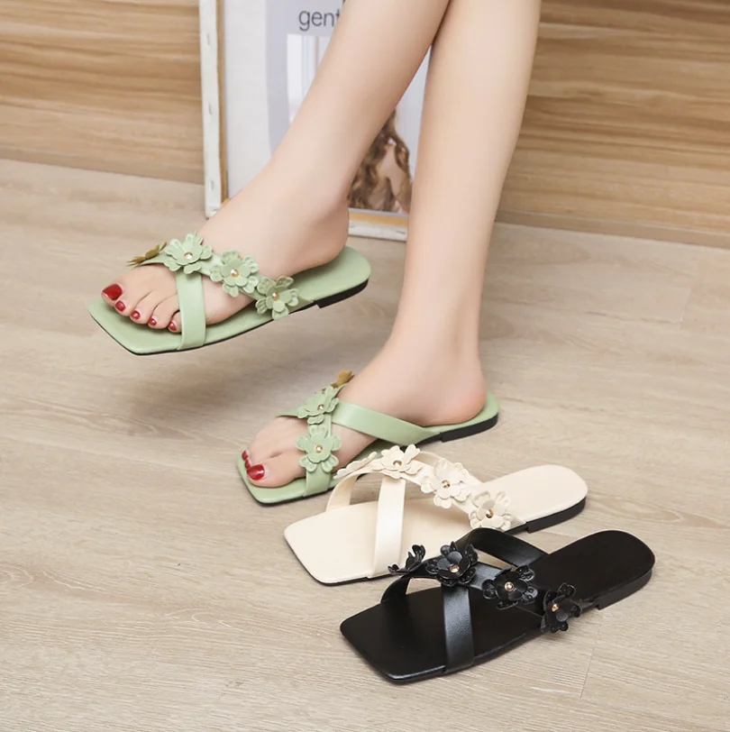 

2022 Summer New Outer Wear Rivet Slippers Net Red Beach Slippers Cross Flat Flower Slippers Summer Comfort Flat Women'S Shoes