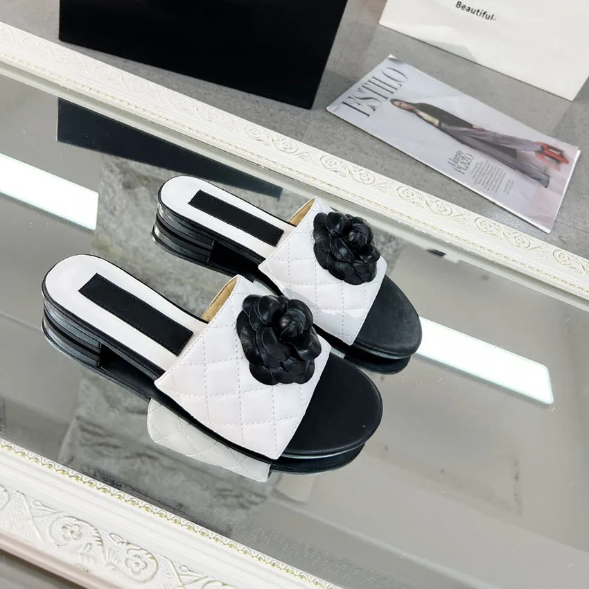 

Новинка летние кожаные роскошные женские сандалии на плоской подошве мягкая поверхность украшение цветы ленивые Роскошные женские туфли