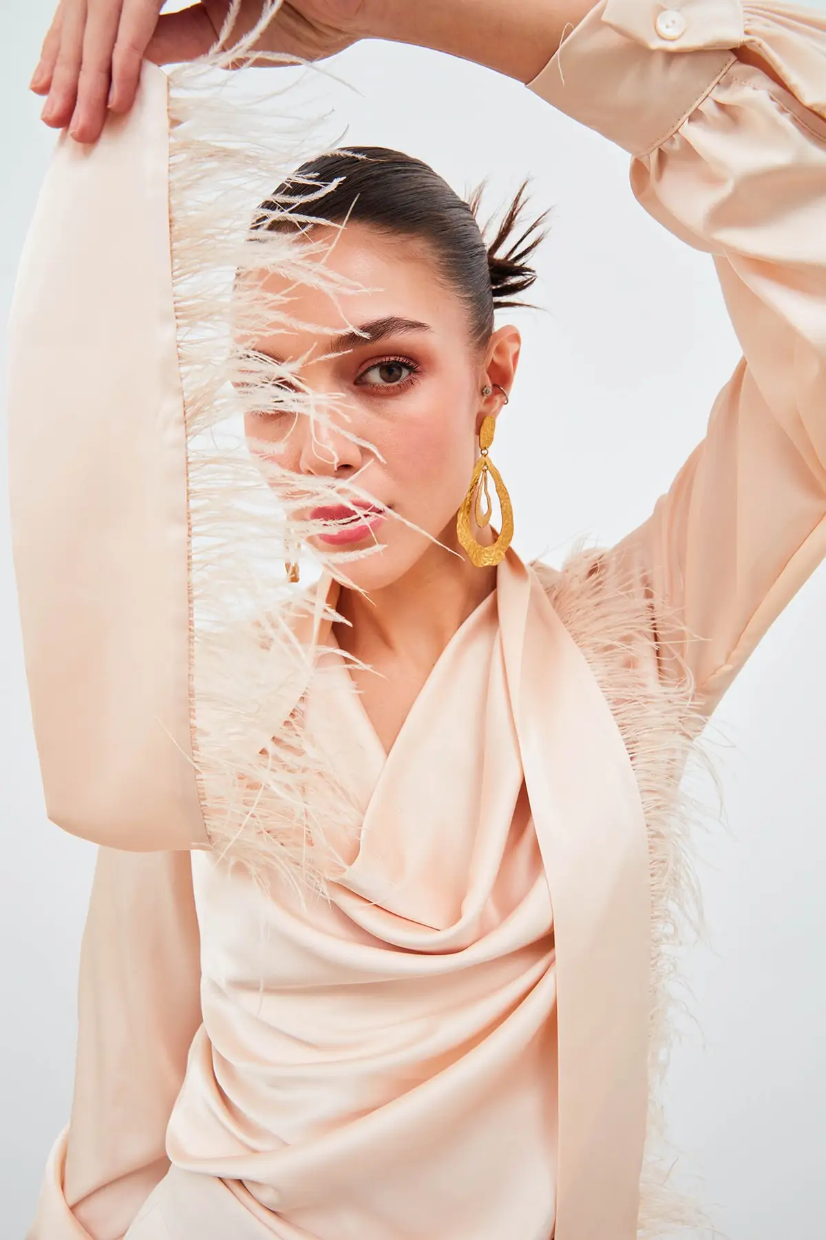 Рисунок 4 - Женская стильная блузка с перь