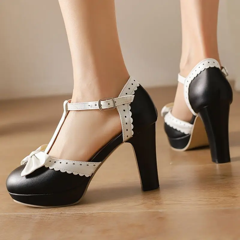 Фото REAVE CAT Sweet Mary Janes Женские туфли-лодочки на массивном каблуке 9 см на платформе 2 см с Т-образным ремешком и бантом Большой размер 46 47 48 Туфли в стиле Лолита №4