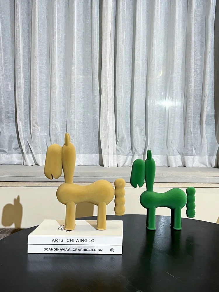 Флокированная статуя лошади