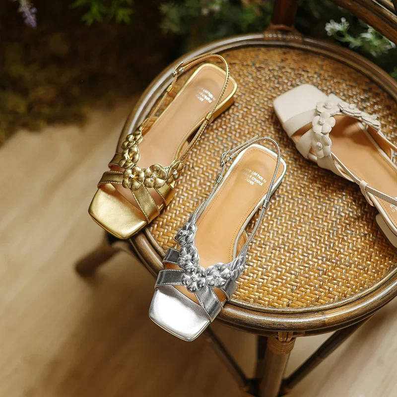 Женские летние сандалии из спилка на низком каблуке с аппликацией и ремешком