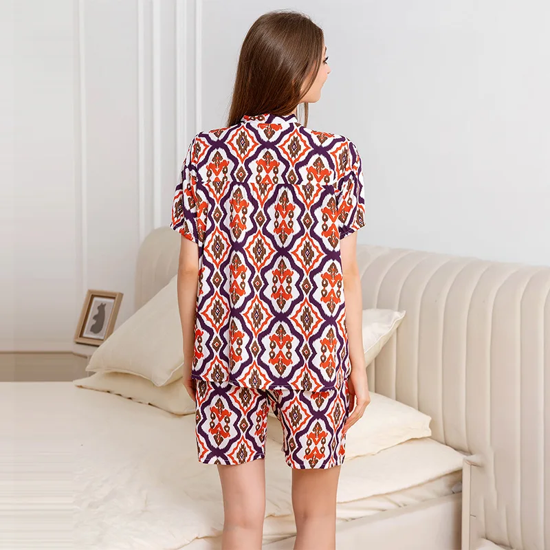 Комплект пижамный женский атласный из шорт с коротким рукавом и цветочным