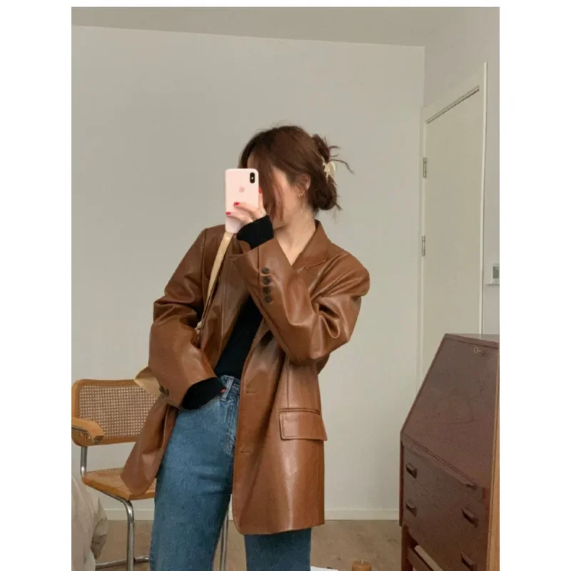 Коричневая куртка из натуральной кожи женская свободная утягивающая в винтажном