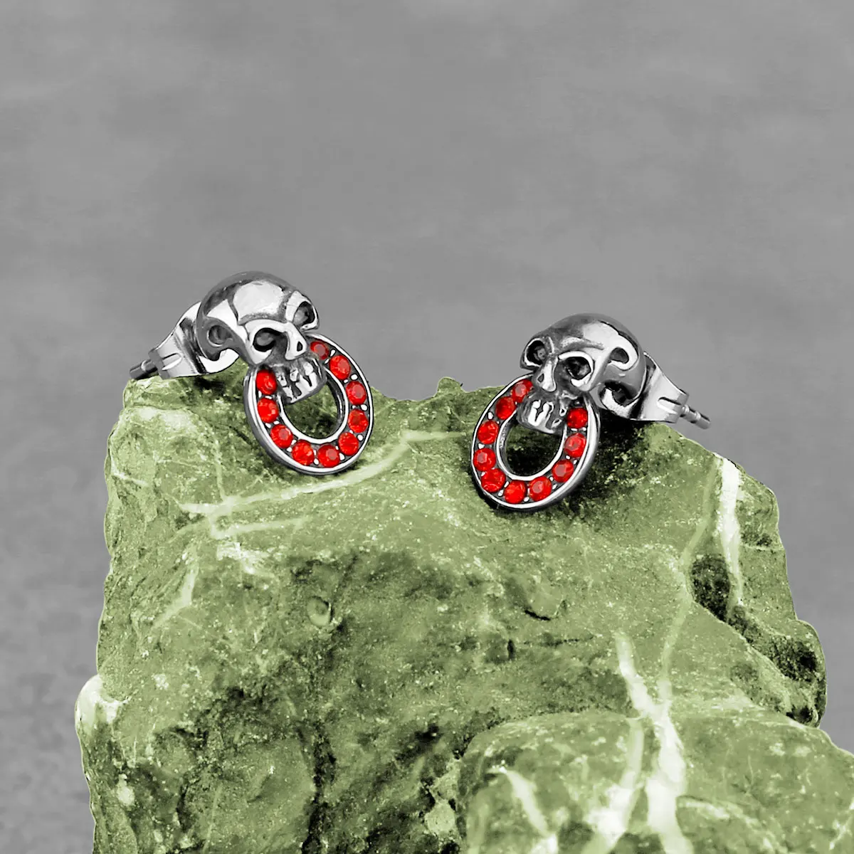 

Fashion Red Diamond Skull Stud Earrings for Men Stainless Steel Hip Hop Punk Biker Vintage Accessories Charm Jewelry Wholesale