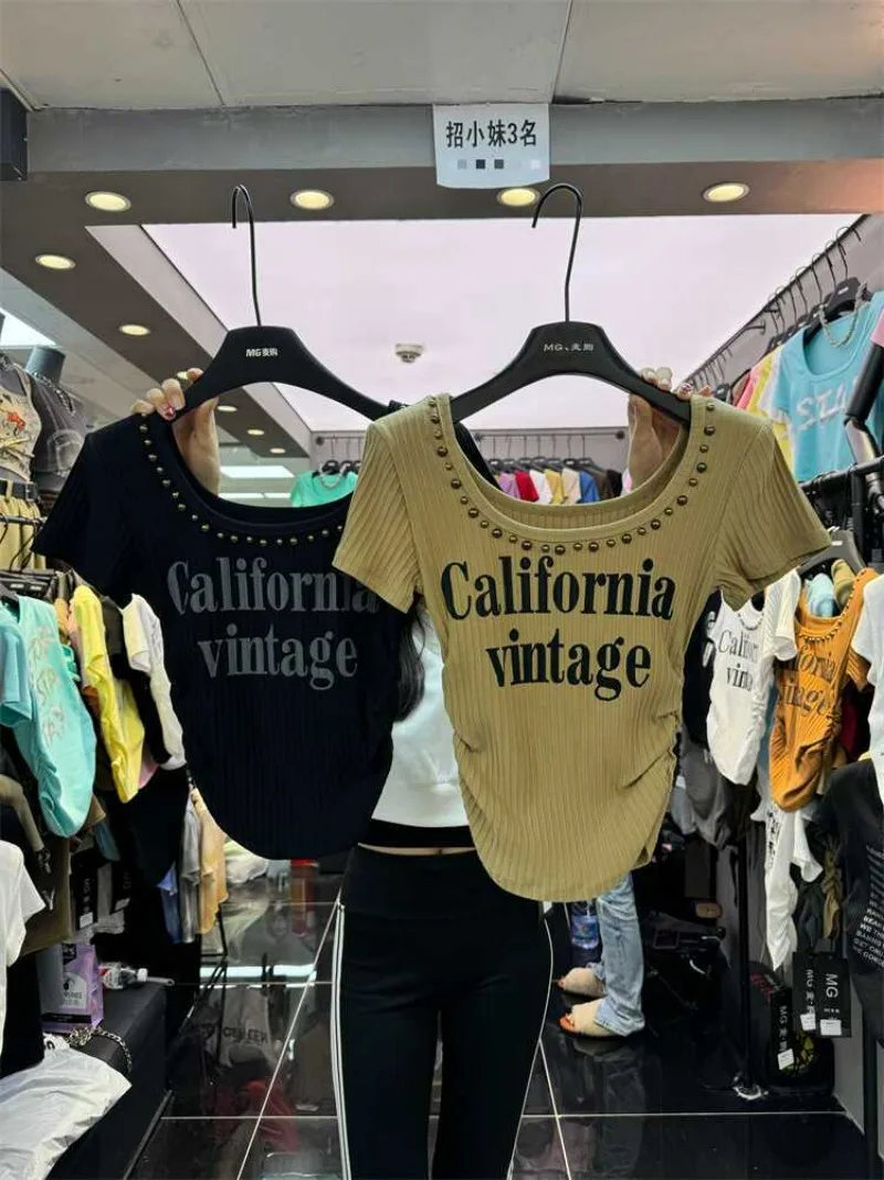 Женский укороченный топ с квадратным вырезом плиссированный заклепками и