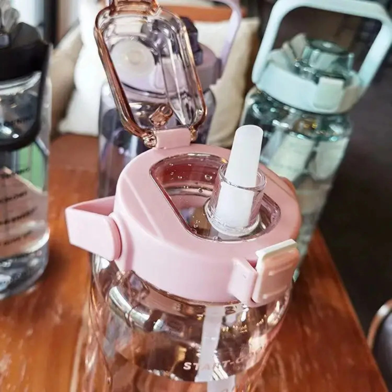 2-литровая спортивная бутылка для воды с соломинкой мужчин и женщин бутылки