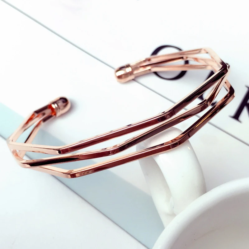 

Новинка 2022, золотистый сплав, металлическая стрела, цепочка, скручивающийся браслет, новый, трехслойный, романтический Открытый браслет на ...