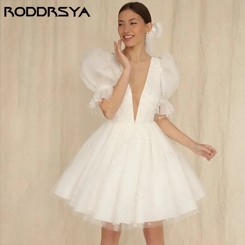 Фото Женское свадебное платье мини RODDRSYA, с V-образным вырезом, короткими рукавами-фонариками и открытой спиной, ТРАПЕЦИЕВИДНОЕ Тюлевое платье цвета слоновой кости, на заказ с V-образным вырезом, короткими рукавами-фонар №1