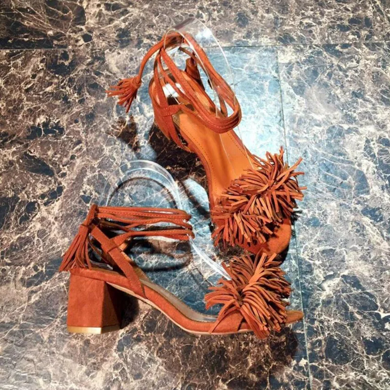 Пикантные желтые красные синие замшевые сандалии с бахромой со шнуровкой на