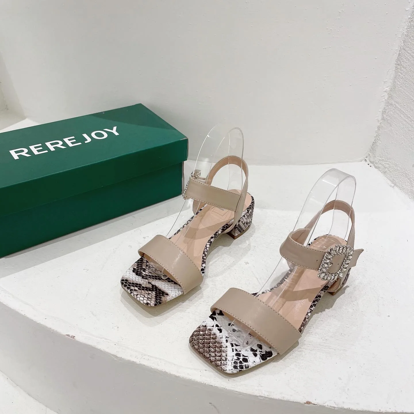 

Women's shoes 2021 summer new fashion sandals rivets chunky heels women's shoes plus size sandals