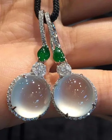 Серебряные серьги-капельки с зеленым камнем