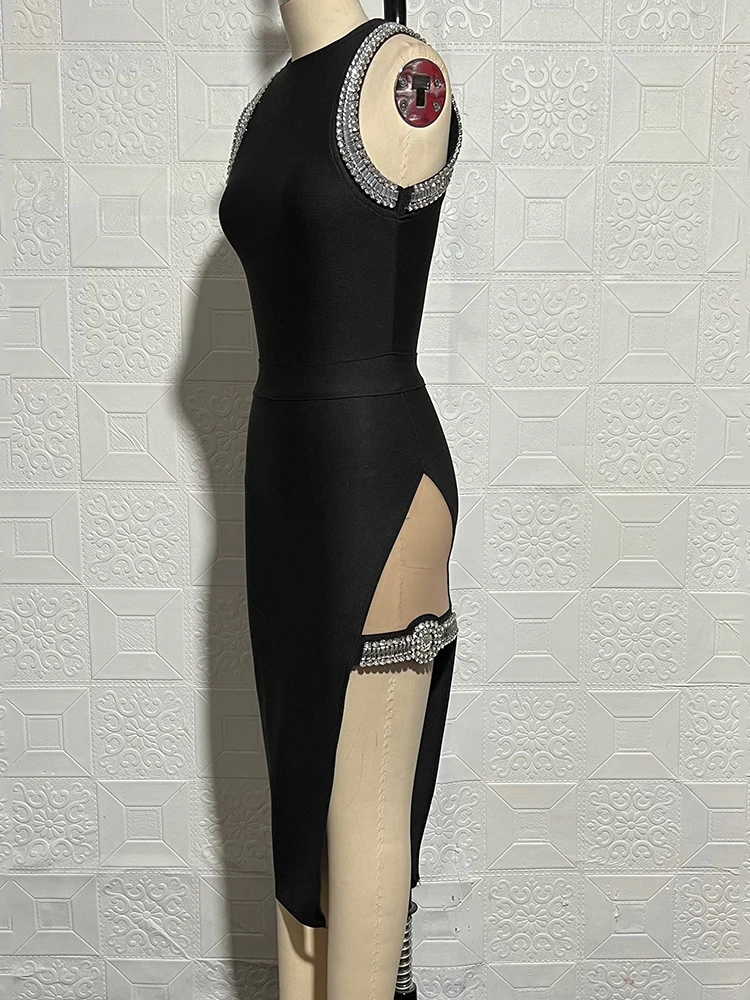 Женское облегающее платье средней длины без рукавов черное элегантное со