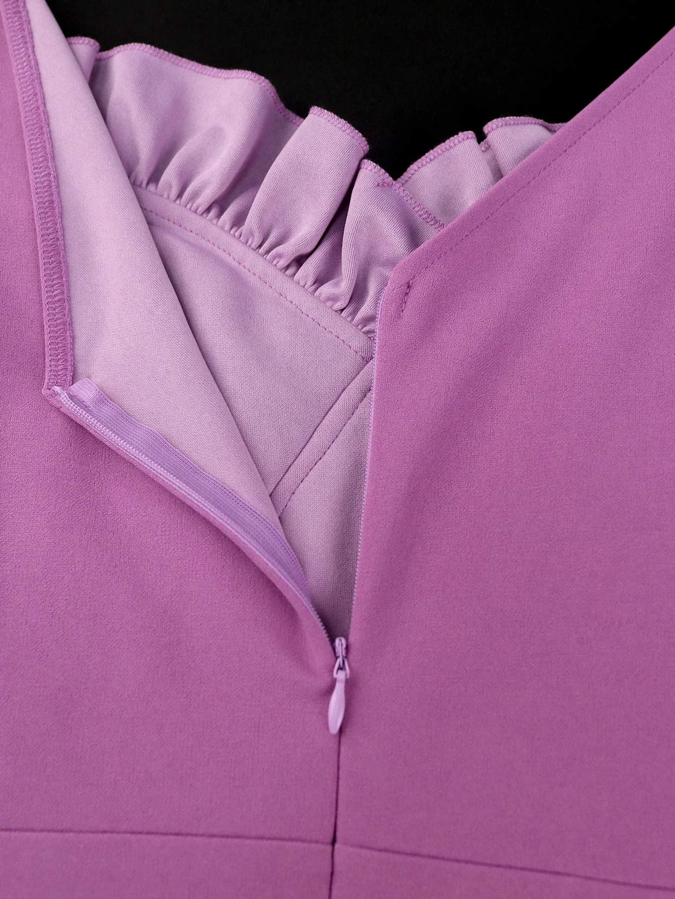 Скромное женское вечернее платье с квадратным воротником и оборками