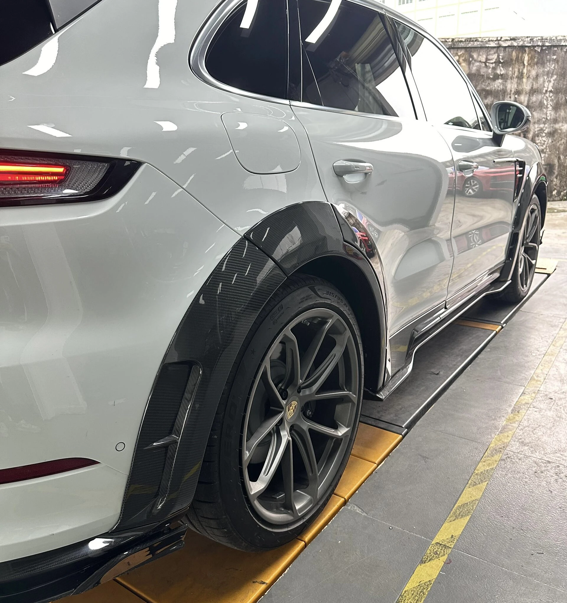 Подходит для 24 нового Porsche Cayenne модифицированного MSY сухого углерода небольшого