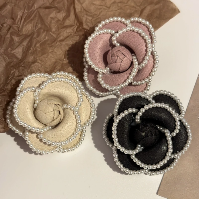 

Retro Pearl Fabric Camellia Flower Brooches Elegant Coat Suit Badge Lapel Pins for Women Fashion Wedding Brooch Accessories