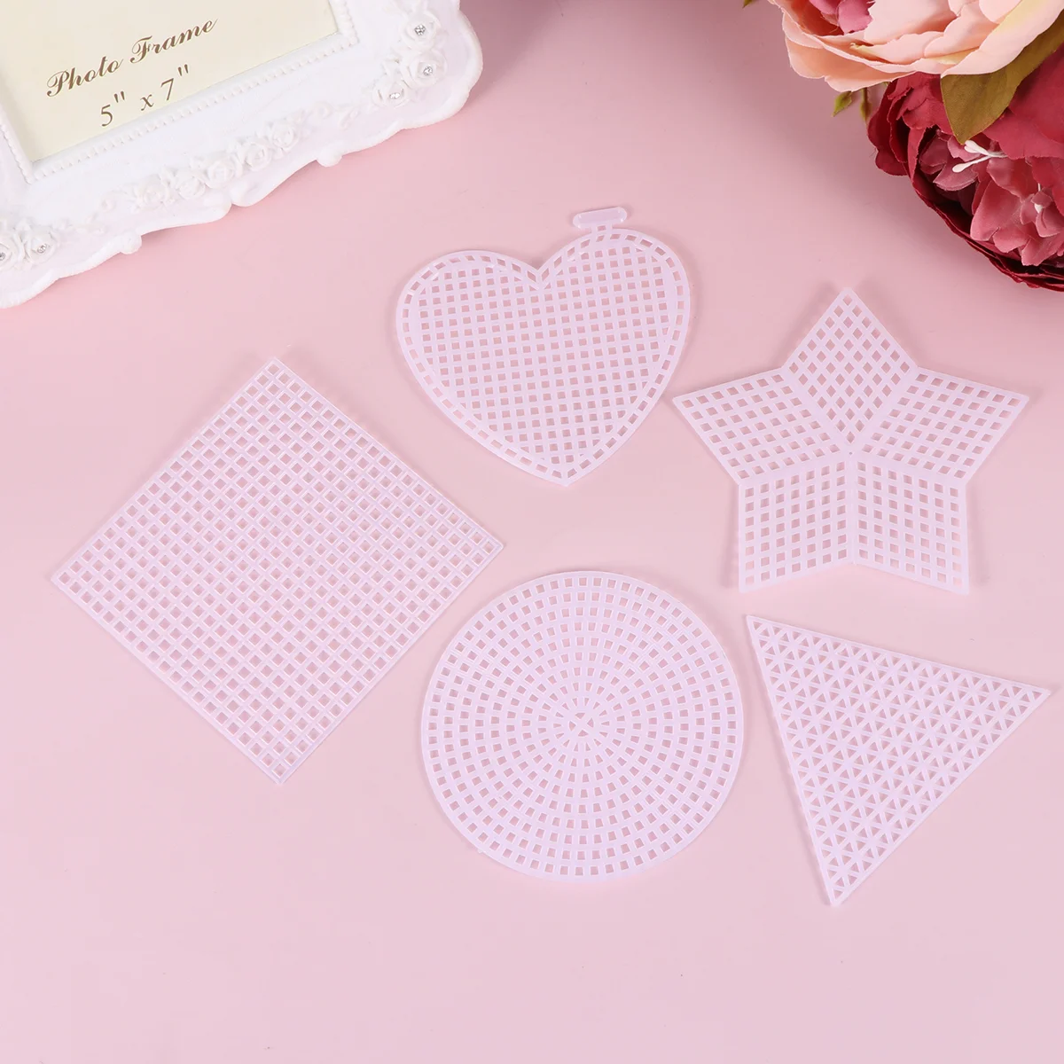 

50pcs Round Bed Sheets Stitch Plate Plastic Grid Embroidery Mesh Sheet DIY Liner Board Manual DIY Mesh Piece With 2pcs Needles