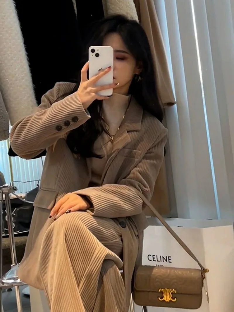 Костюм женский вельветовый из двух предметов с прямыми брюками