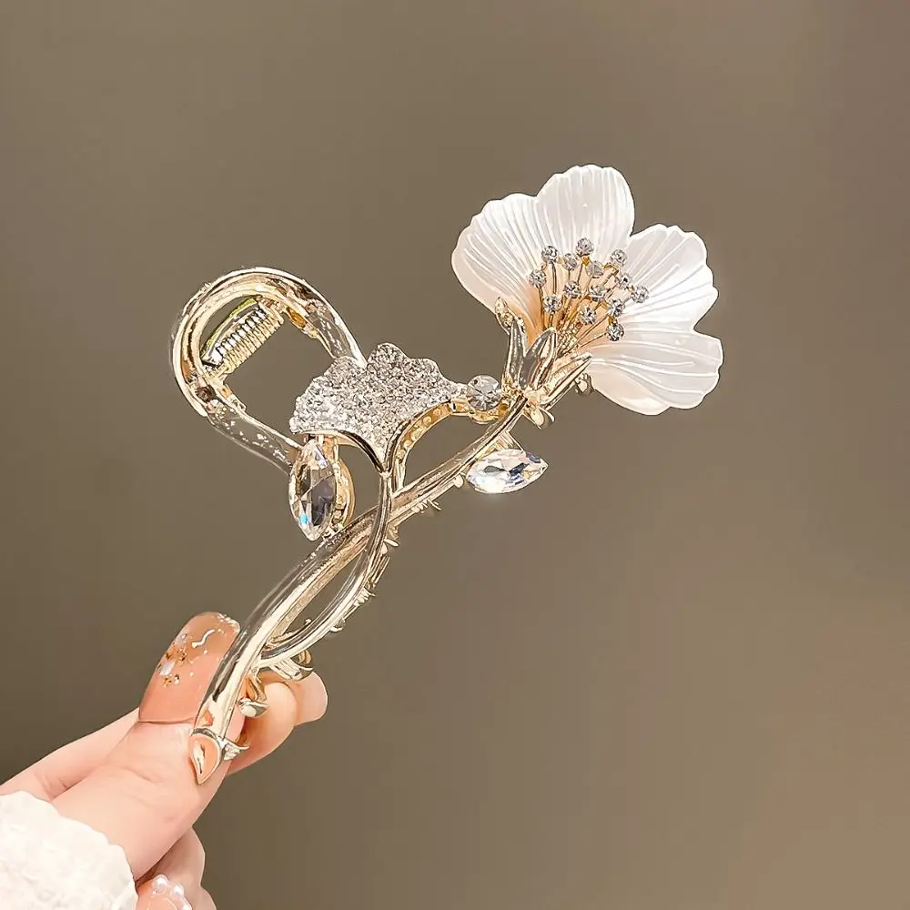 

Stylish And Beautiful Ainkgo Biloba Hair Claw Hairpin Delicate Metal Flower Hair Claw Decoration Ladies Hair Accessories