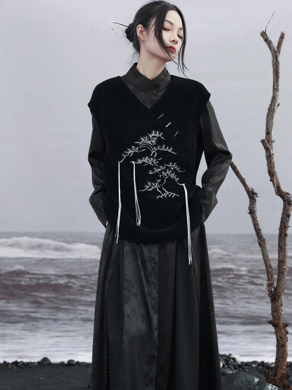 Майка женская с вышивкой и кисточками в китайском стиле