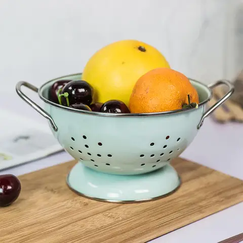 Металлический дуршлаг для фруктов