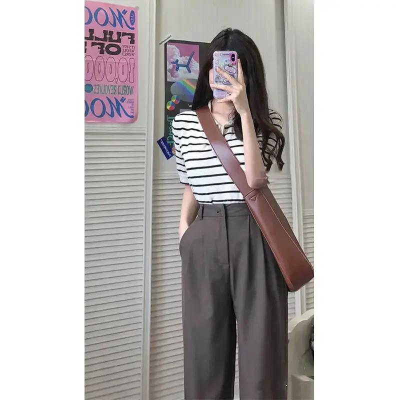 Женский трикотажный костюм-поло с коротким рукавом и широкими штанинами