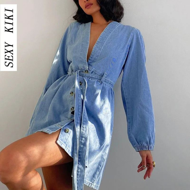 Купи 2022 women's autumn and winter new V-neck long-sleeved denim dress fashionable temperament high waist a-line skirt за 1,374 рублей в магазине AliExpress