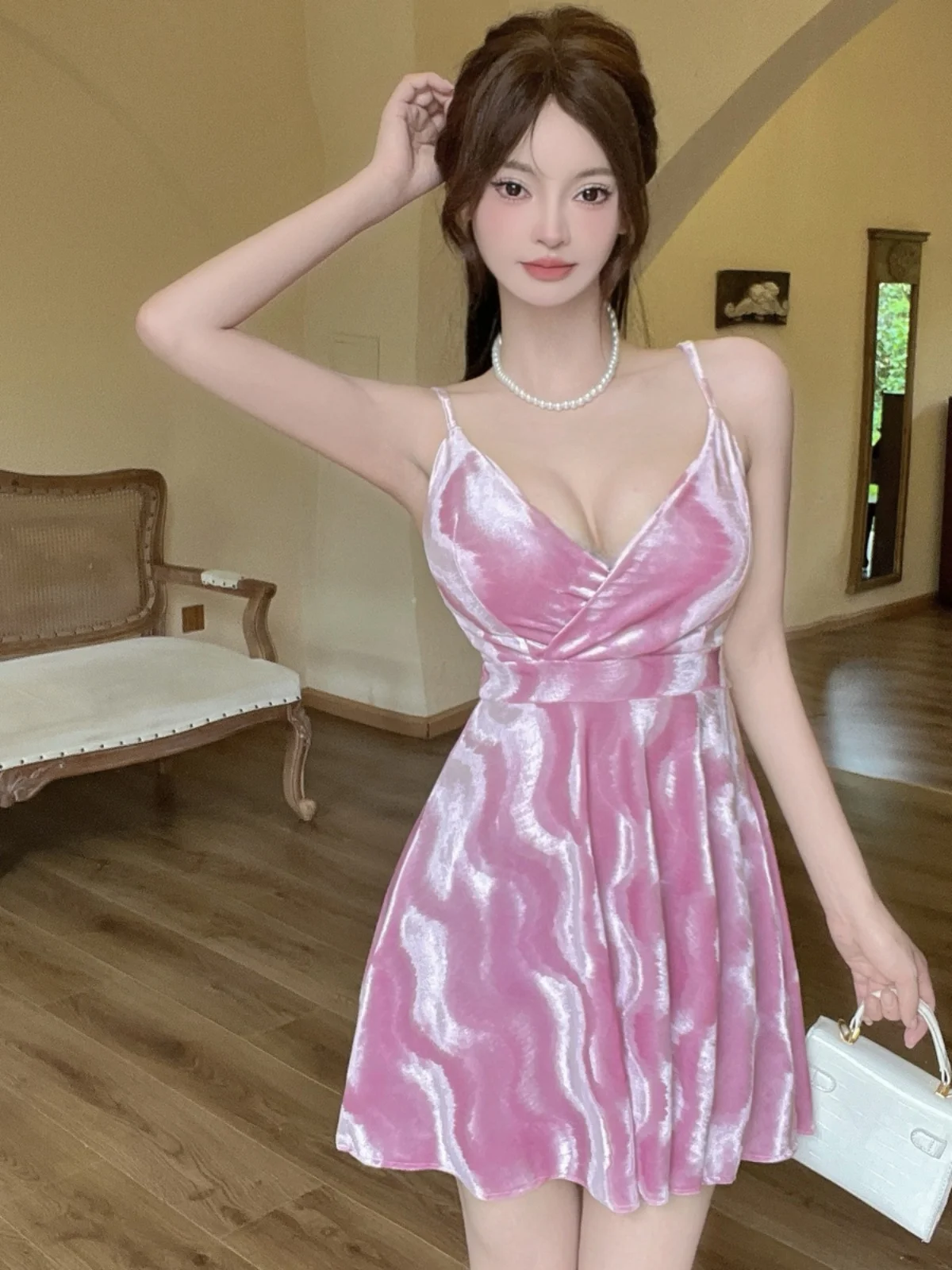 2024 Новая осенне-зимняя сексуальная золотая бархатная юбка Emed на подтяжках с