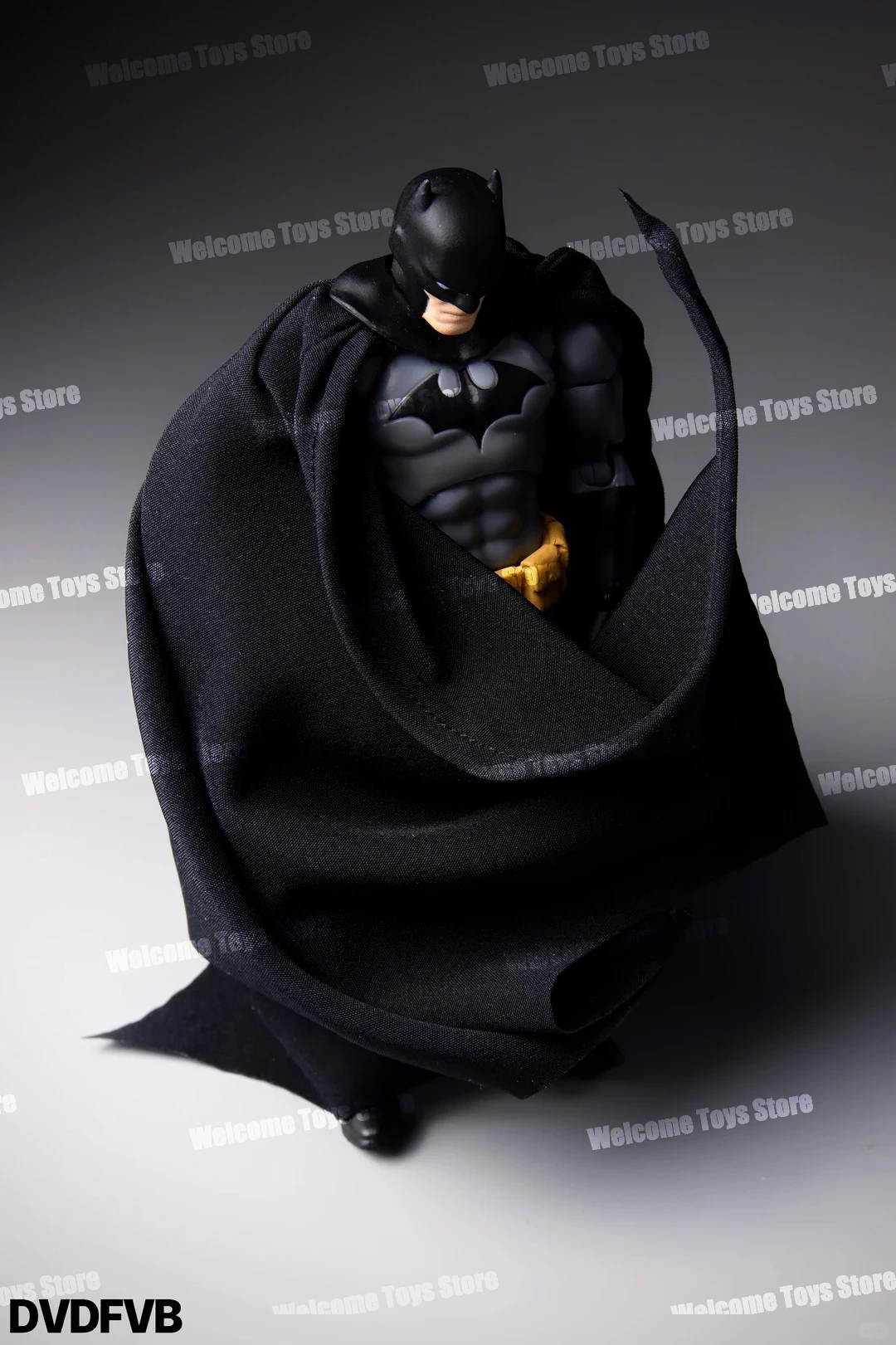 Фото В наличии: Фигурка Бэтмена Hush Mafex 126 (черная версия) от DC, аниме-фигурка, статуэтка, модель, подарки на заказ, детские игрушки №4