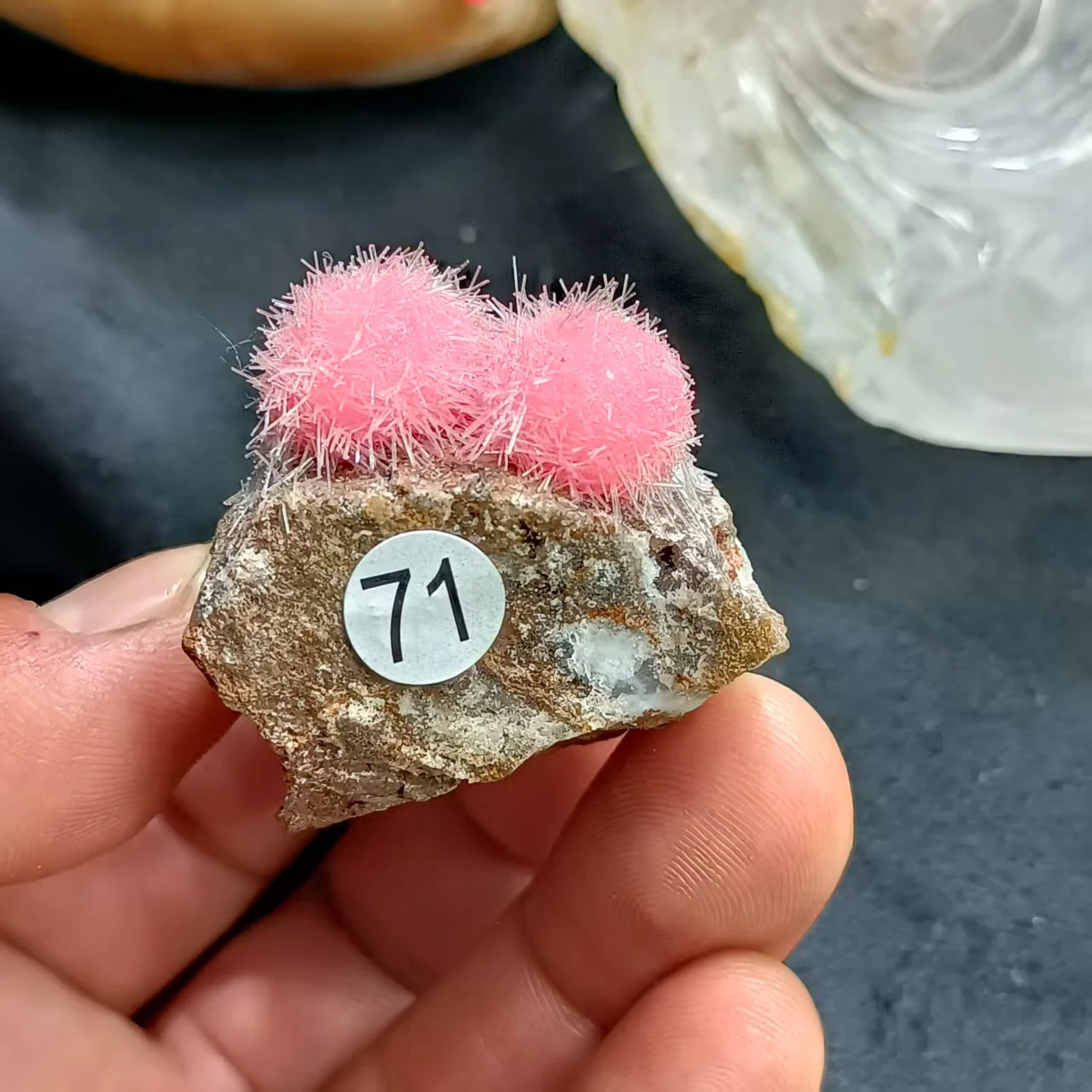 

Образец сирого минерала зимолита ganyi