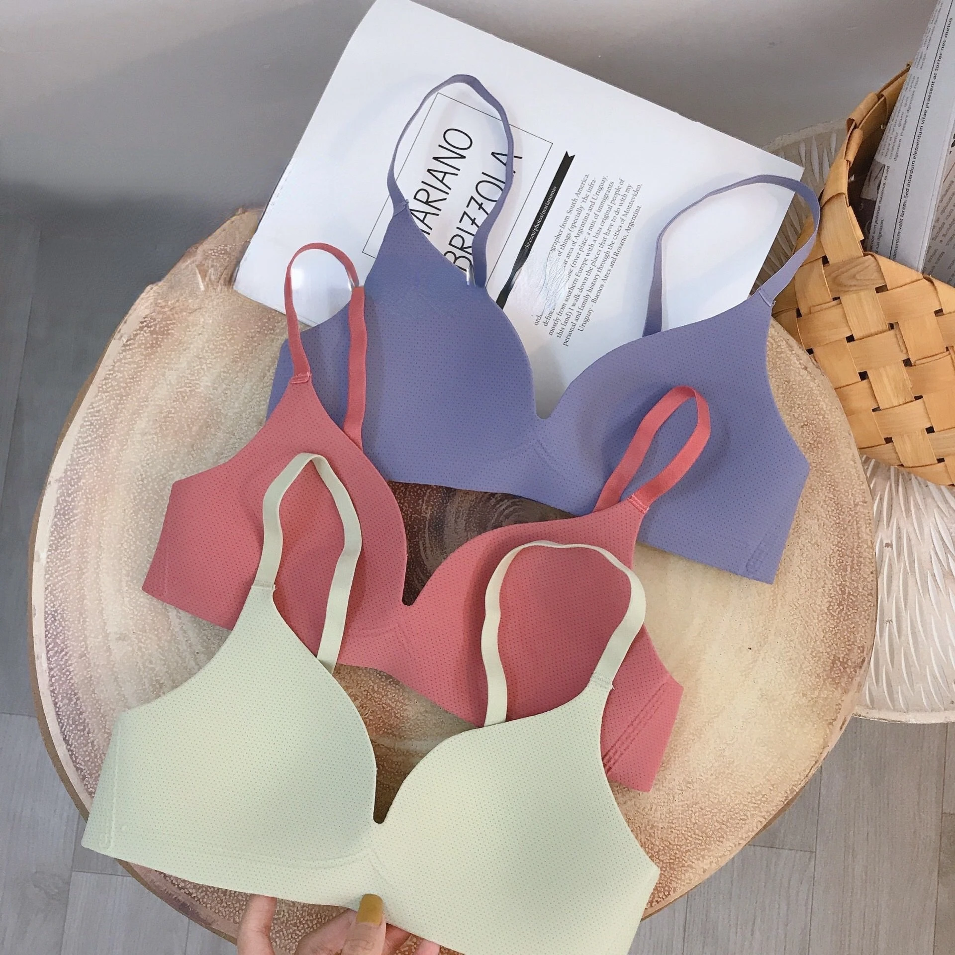 

Traceless and Unrimmed Thin Lingerie Feminine Feeling Girl Beauty Back Bra Hold Together Breathable Bra Underwire Comfort Bra