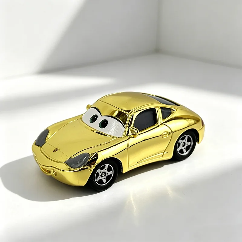 Фото Коллекционная модель из золотистого хромированного сплава Takara Tomy Disney Cars: Молния МакКуин и Салли Каррера — литая игрушка для мальчиков, для демонстрации №3