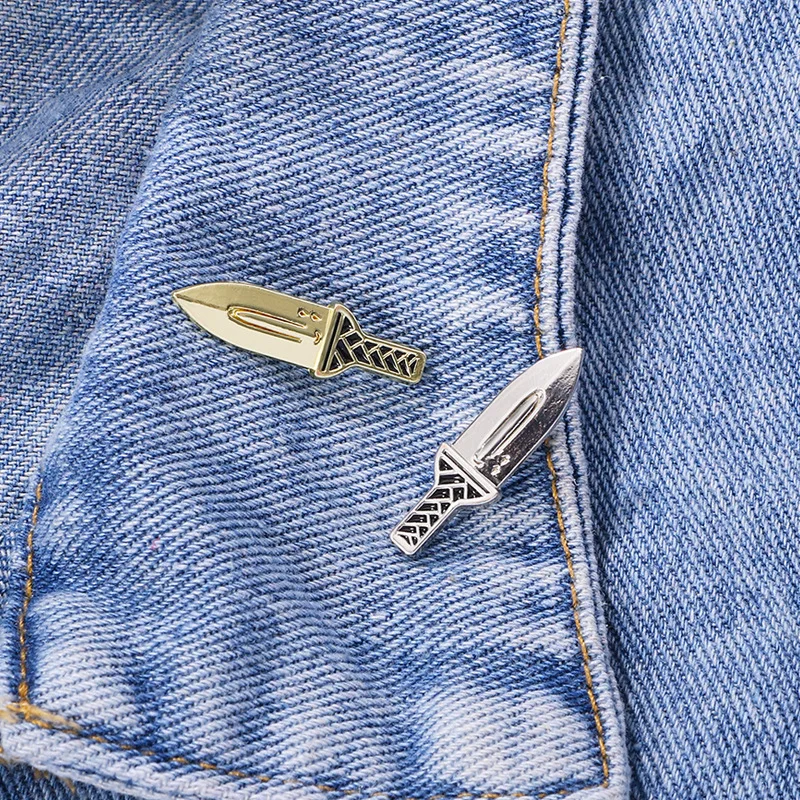 Эмалированная брошь в виде ножа