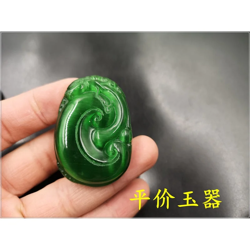 Недорогой кулон в виде ледяного нефрита с изумрудом и листьями из опала зеленым