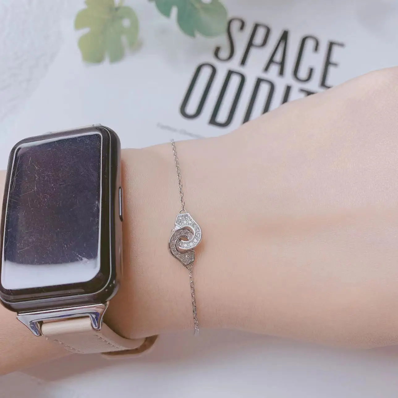 

Женский Регулируемый браслет с кристаллами фианита