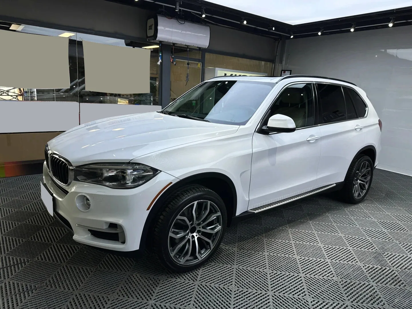 Фото Безвоздушные глянцевые аксессуары для тюнинга автомобиля Яркий блестящий белый автомобильный самоклеящийся виниловый стикер клейкая виниловая бумага для автомобиля №2