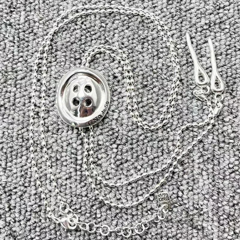 Изысканное и модное ожерелье unode 50 из серебра 2023 пробы с маленькими пуговицами