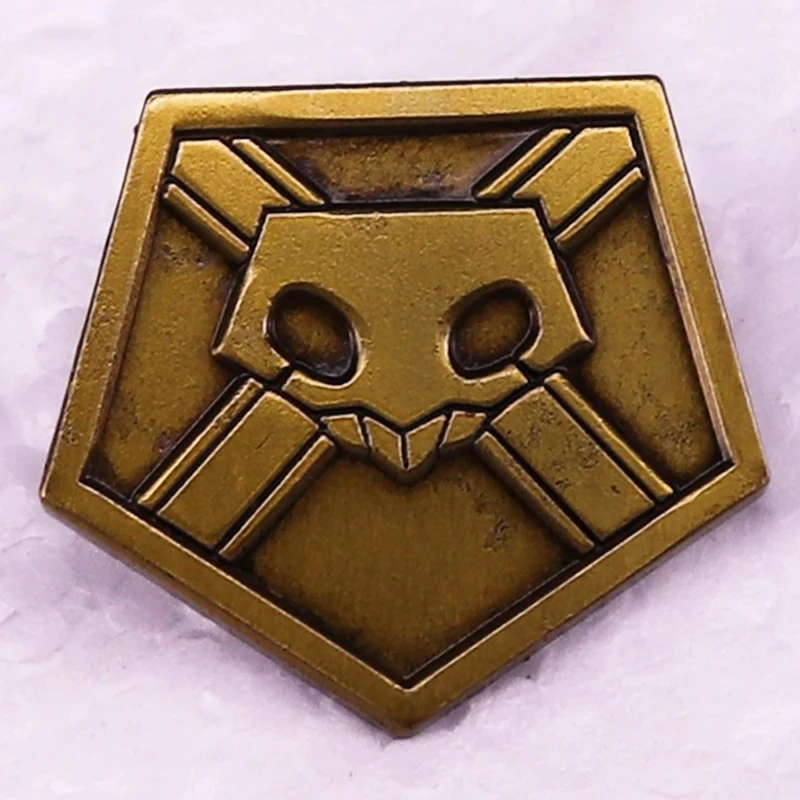 Эмалированная брошь в виде сердца