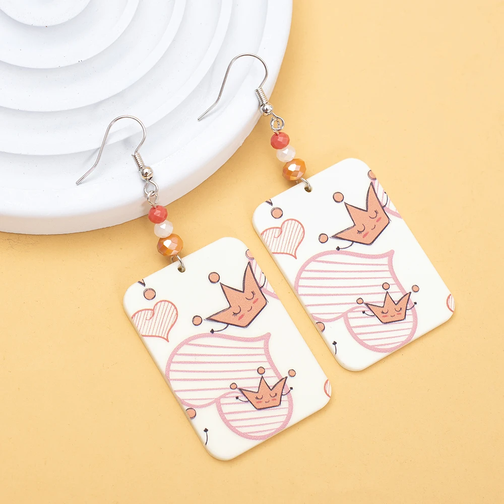 Новые модные акриловые женские серьги 2024 трендовые с короной и сердечками