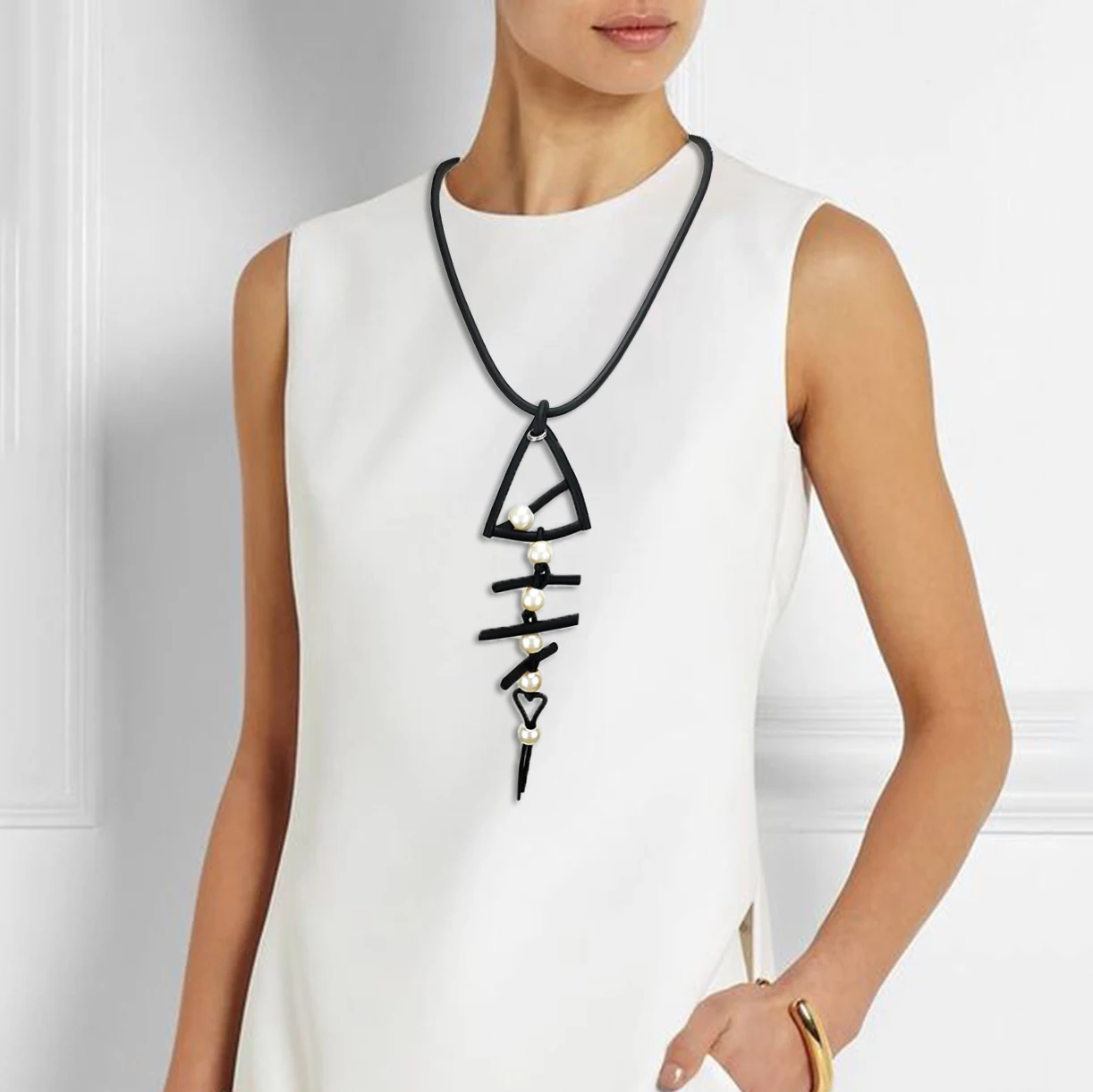 Цепочка с жемчугом женская черная неоготическая ажурная цепь геометрическим