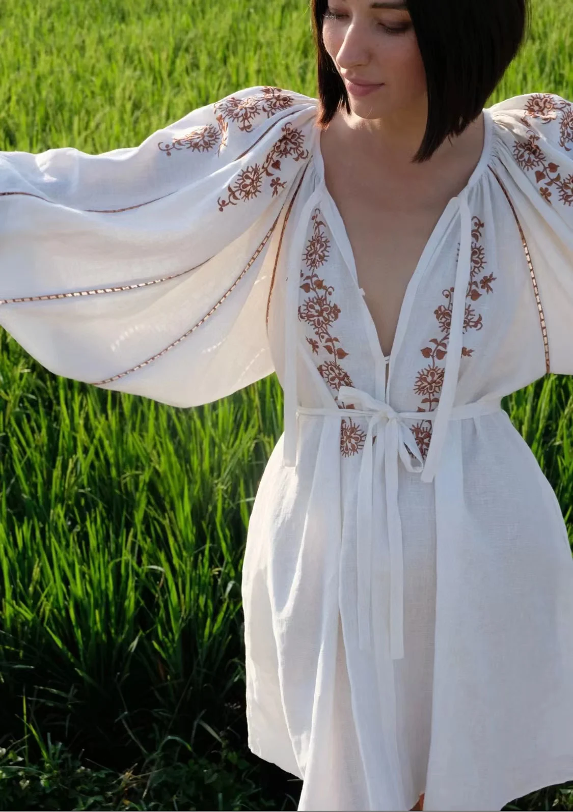 

Женское модельное платье с цветочной вышивкой, элегантное дизайнерское платье из натурального льна высокого качества с V-образным вырезом, лето