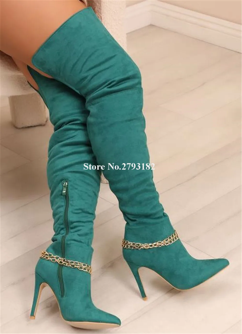 Пикантные женские высокие сапоги с зелеными цепочками украшенные острым носком