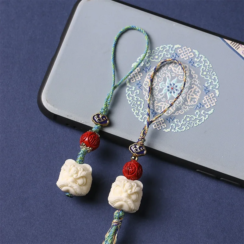 Брелок с подвеской в виде фрукта слоновой кости и льва