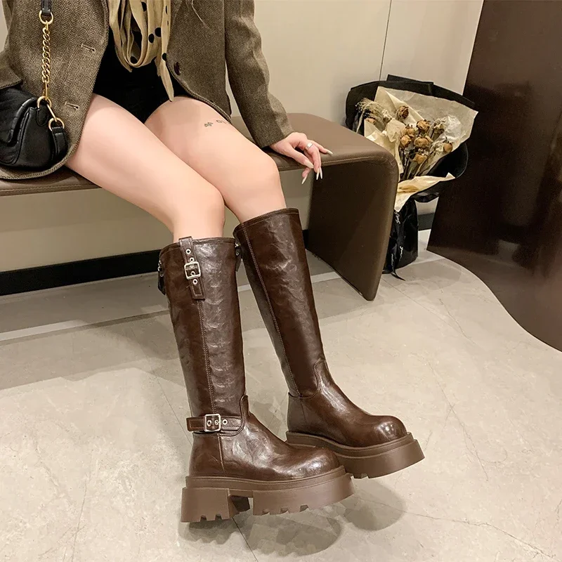 Современные ботинки до колена на квадратном каблуке. Зимняя женская обувь с