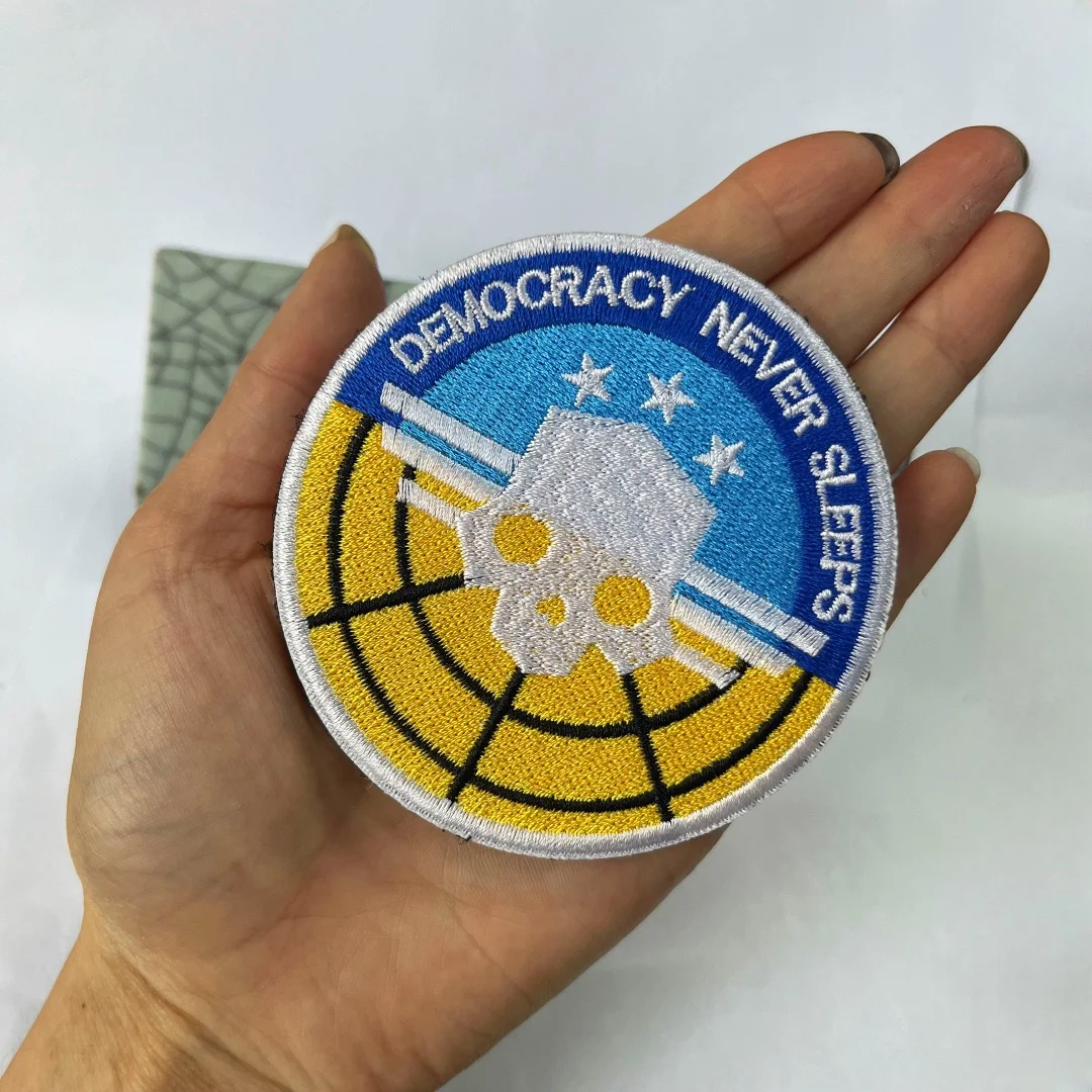 Наклейки с черепами для демократии и морального духа