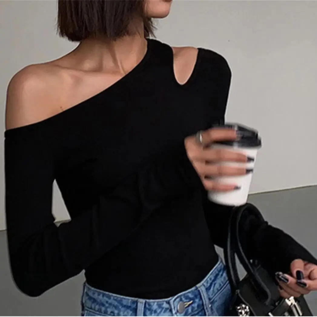 Женский топ с косым воротником и открытыми плечами модная однотонная блузка