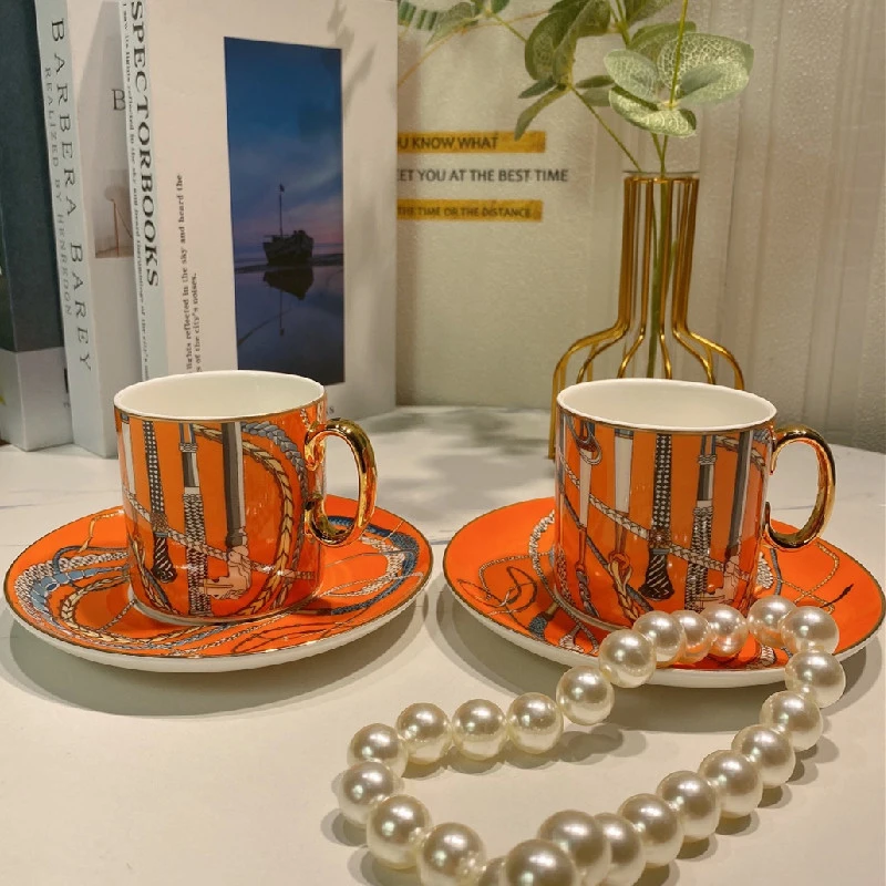 

2 Sets Euro Royal Court Bone China Cups And Saucers Retro Couple Coffee Mugs Afternoon Tea Set with Gold Trim and Gift Box