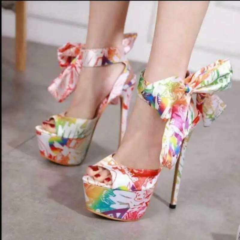 

Женские босоножки на очень высоком каблуке 16 см